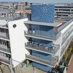 迅速に屋上まで避難できるように造られた外階段＝西宮市南甲子園３（小型無人機で撮影）