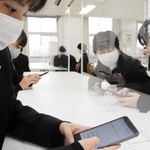 実証実験で防災クイズに挑戦する高校生ら＝夙川高校