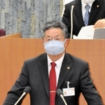 丹波市議会の本会議で公約修正について説明する林時彦市長＝丹波市役所