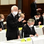 緊急事態宣言に基づく措置について説明する井戸敏三知事＝１２日午後、兵庫県公館（撮影・中西幸大）