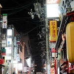 午後９時すぎ。次々と明かりが落とされる中、家路を急ぐ酔客＝１２日午後９時５分、神戸市中央区（撮影中西幸大）