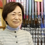 阪神・淡路大震災の発生当時を振り返る「小林書店」店主の小林由美子さん＝尼崎市立花町２