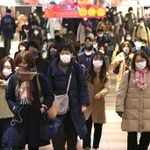 新型コロナウイルスの感染拡大を受け、兵庫県にも緊急事態宣言が再発令されてから一夜明け、マスク姿で歩く人たち。政府は企業に出勤者の７割削減を求めている＝１４日朝、神戸市中央区のさんちか（鈴木雅之）