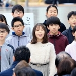 「ひょうご安全の日のつどい」で、「しあわせ運べるように」を歌うなぎさ小学校の児童たち＝２０２０年１月１７日、神戸市中央区脇浜海岸通１