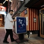 客がいなくなり、午後８時を待たずに店を閉じる店主＝１４日午後７時５１分、神戸市中央区下山手通１（撮影・斎藤雅志）