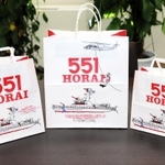 蓬莱が手がけた手提げ袋。巡視艇をデザインし、海の緊急通報「１１８番」を紹介する文も記される。（５管本部提供）