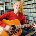 山川泰宏さんにささげるオリジナル曲「竹灯籠の人」を歌う堀内圭三さん＝京都市西京区