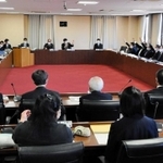 ２万円商品券案を盛り込んだ一般会計補正予算案を否決した丹波市議会の予算決算常任委員会＝丹波市役所