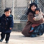 元気に駆け回る生前の将ちゃん（左）。その姿を見守る高井千珠さんと長女（高井さん提供）