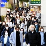 緊急事態宣言の再発令後も人出が増えている三宮の繁華街＝１８日午後、神戸市中央区三宮町１（撮影・後藤亮平）