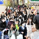 緊急事態宣言の再発令後も人出が増えている三宮の繁華街＝１８日午後、神戸市中央区三宮町１（撮影・後藤亮平）