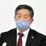 議案が否決された後、記者会見する林時彦市長＝丹波市役所