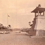 復元の貴重な史料となる明治時代の「旧波門崎燈籠堂」の写真（宮内庁所蔵、明石市提供）＝明石市港町