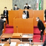 一般会計補正予算案の採決で票を投じる市議ら＝１９日午前、丹波市役所