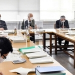 ２０２１年度当初予算案の編成に向け査定する井戸敏三知事（中央）＝兵庫県庁