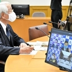 テレビ会議に出席する兵庫県の井戸敏三知事＝神戸市中央区、兵庫県災害対策センター