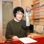 優しい口調で声を吹き込む矢部太郎さん＝東京都中央区、音響ハウス