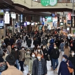 緊急事態宣言が出る前と変わらず多くの人々が往来する三宮センター街＝２１日午後、神戸市中央区三宮町１（撮影・吉田敦史）
