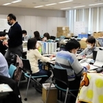 入院調整などの業務量が増えている兵庫県新型コロナウイルス感染症対策本部＝１８日、兵庫県庁