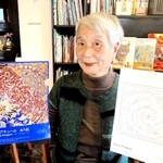 アフガニスタン伝統の細密画の塗り絵を販売している西垣敬子さん＝宝塚市内