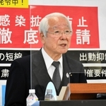 会見で自宅待機者への対応などを説明する兵庫県の井戸敏三知事＝２２日夕、県庁（撮影・藤井伸哉）