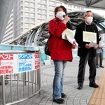 クボタ・ショック、阪神・淡路大震災に触れ、アスベストの危険性を訴える被害者団体＝ＪＲ尼崎駅前