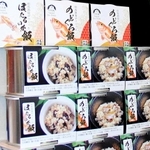 共同開発した炊き込みご飯の缶詰「のどぐろ飯」と「ほたるいか飯」