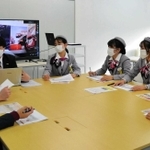 企画の内容について話し合う社員たち＝神戸市西区玉津町田中
