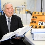 暴力団の手口や対処法を話す、兵庫県警暴力団対策課の西牟田実警部補＝神戸市中央区下山手通５