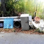 道路脇に不法投棄されたごみ＝神戸市西区（同市提供）