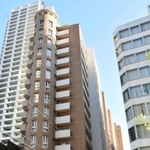 タイルのはく落や浮きが起きた「アパタワーズ神戸三宮」＝２０１７年１２月、神戸市中央区磯辺通４