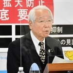 会見で感染状況などについて話す井戸敏三知事＝２７日午後、兵庫県庁