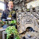 いぶし瓦の花器を披露する興津祐扶社長。鬼師たちの技術が庭を美しく彩る＝南あわじ市津井、タツミ