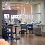 廊下の中央に机などで作られたバリケード。病棟の３階を感染の有無でゾーンに分け、防護服を着た職員がケアした＝加古川市米田町平津、フェニックス加古川記念病院