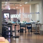 廊下の中央に机などで作られたバリケード。病棟の３階を感染の有無でゾーンに分け、防護服を着た職員がケアした＝加古川市米田町平津、フェニックス加古川記念病院