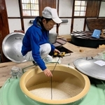 立春に向けて完成が近づく日本酒の温度を確認する蔵人＝富久錦