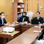 兵庫県知事選の候補者擁立などについて話し合う日本維新の会県組織の役員ら＝２８日、兵庫県庁