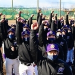 初の甲子園出場決定を喜ぶ東播磨ナイン＝１月２９日午後、兵庫県稲美町中一色（撮影・中西幸大）