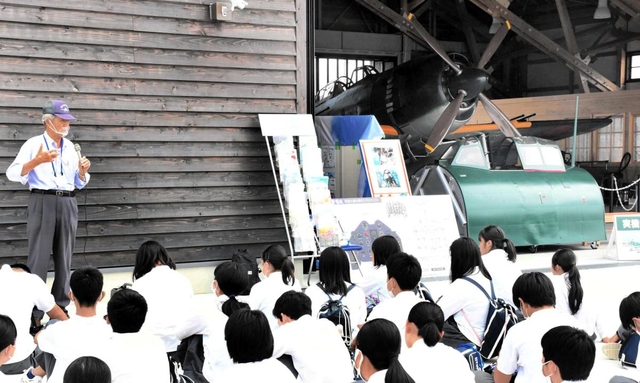 大阪の中学生が訪れた加西市の鶉野飛行場跡。平和学習ができる場所として、兵庫県外からの来場が期待される＝２０２０年９月、加西市鶉野町
