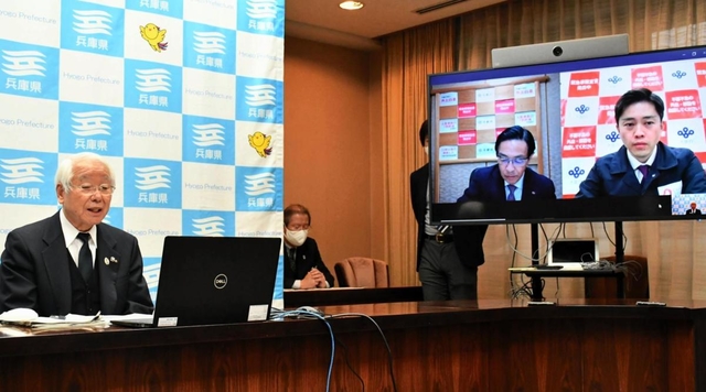 大阪、京都との３府県テレビ会議で発言する兵庫県の井戸敏三知事（左）＝１日午後、神戸市中央区、県庁（撮影・藤井伸哉）