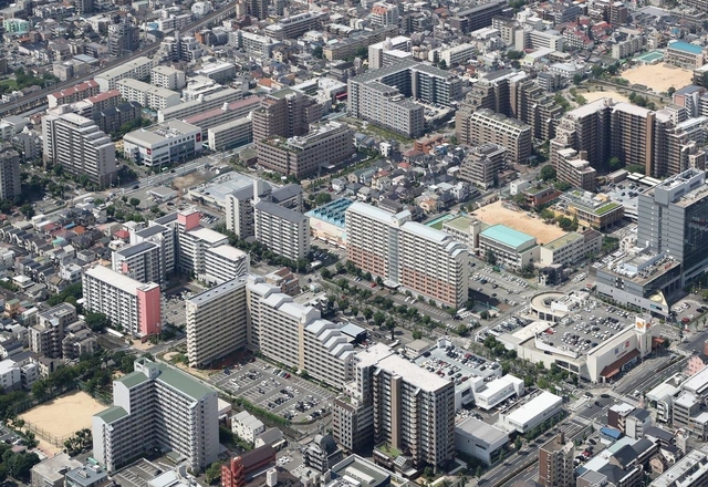 神戸市内の全住宅約８２万戸中のうち４分の１近くを占める分譲マンション。適正な管理を促すため、市は全国初の制度をスタートさせた＝２０２０年８月、同市東灘区