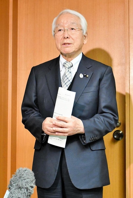 緊急事態宣言が延長されることについて質問に答える井戸敏三知事＝２日夕、兵庫県庁