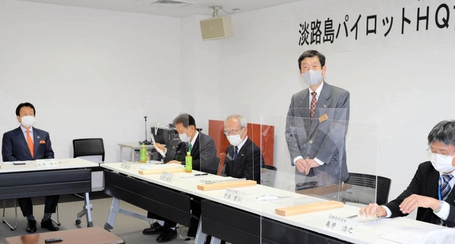 設立総会であいさつする守本憲弘・南あわじ市長（左から４人目）。南部靖之・パソナグループ代表（左）らが聞き入った＝洲本市塩屋１