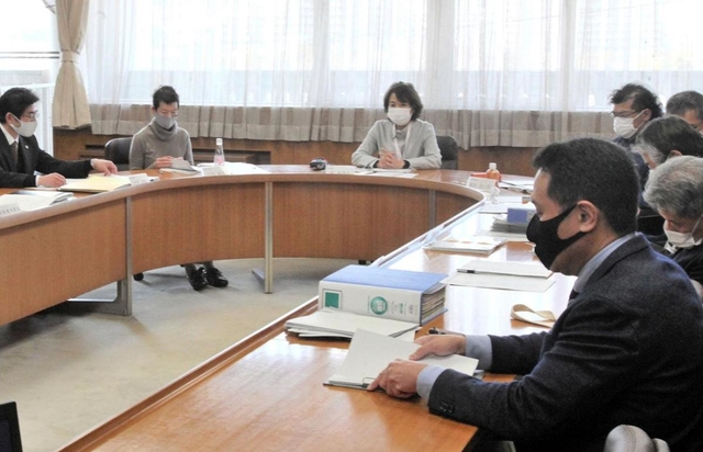体罰を刑事告発する指針について話し合った宝塚市教育委員会会議＝４日午後、宝塚市役所