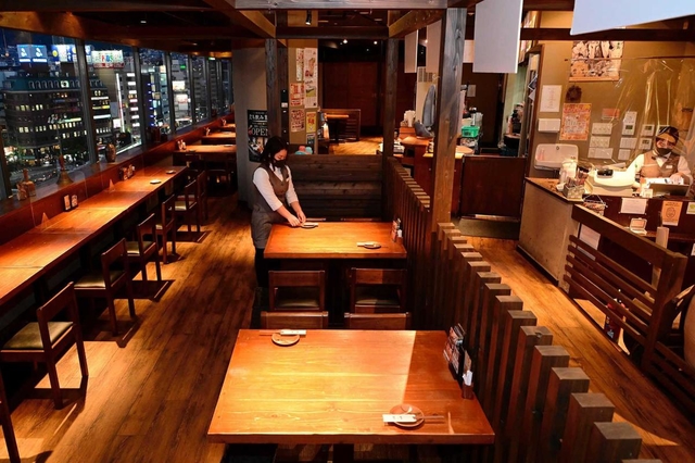 夕刻になっても来客がない大型の居酒屋。１日６万円の協力金だけでは店の固定費を賄えない＝３日、神戸市中央区（撮影・中西幸大）