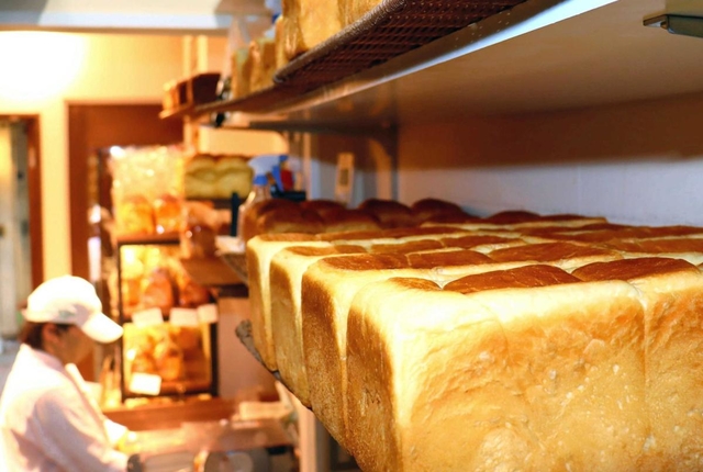 ふっくらと焼き上がった高級食パンがずらりと並ぶ店内＝神戸市中央区元町通１、小麦庵