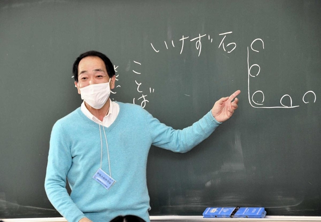 仁川学院高校で裁判での言葉遣いなどを教える札埜和男さん＝西宮市甲東園２