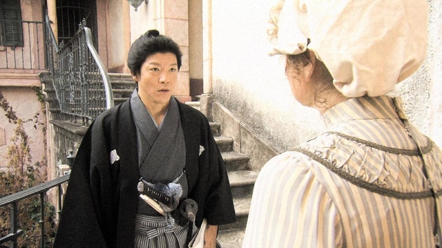 パリで宿泊先を探す渋沢栄一の再現ドラマに出演する駿河太郎（ＮＨＫ提供）