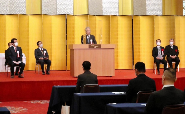 神戸新聞特別販売店大会であいさつする神戸新聞社の高梨柳太郎社長＝ホテルオークラ神戸
