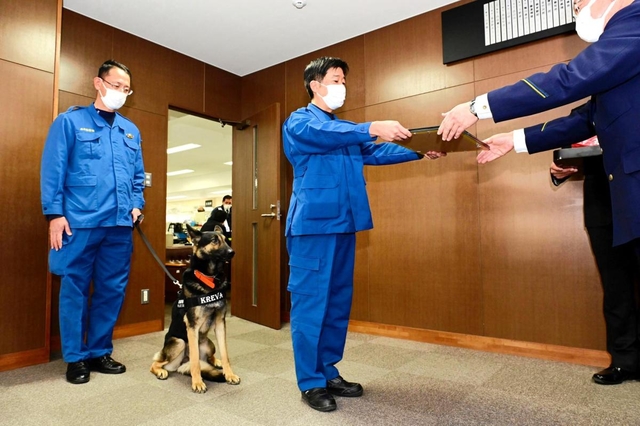 表彰式に出席するクレバ号＝１２日午前、神戸市中央区吾妻通５、兵庫県警葺合署（撮影・中西幸大）
